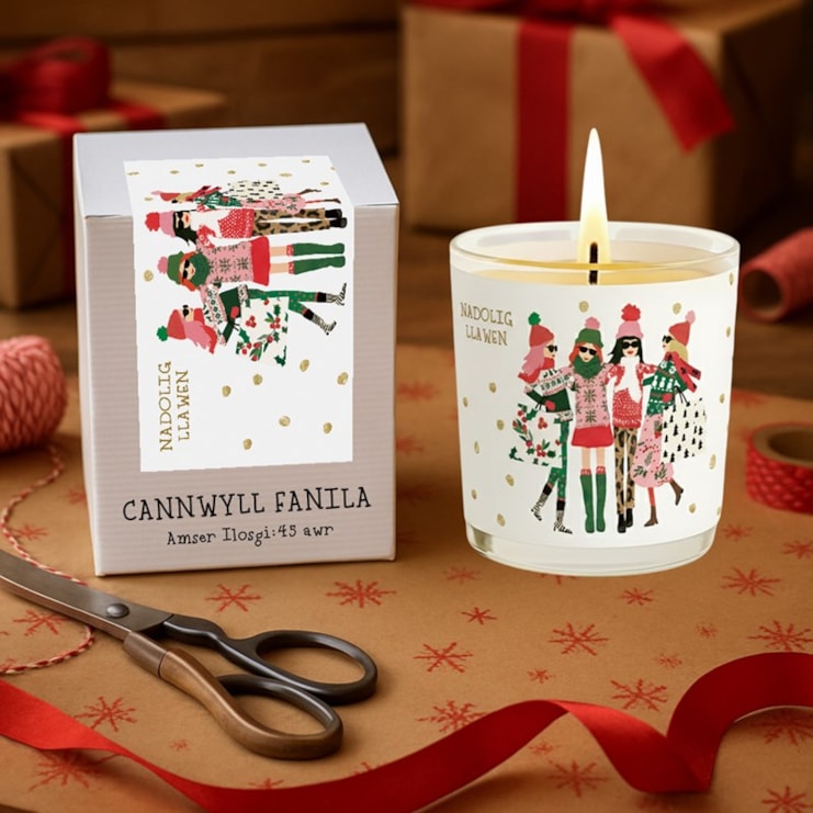 Vanilla Scented Christmas Candle - Nadolig Llawen Group Of Girls Vanilla Scented Christmas Candle - Nadolig Llawen Group Of Girls